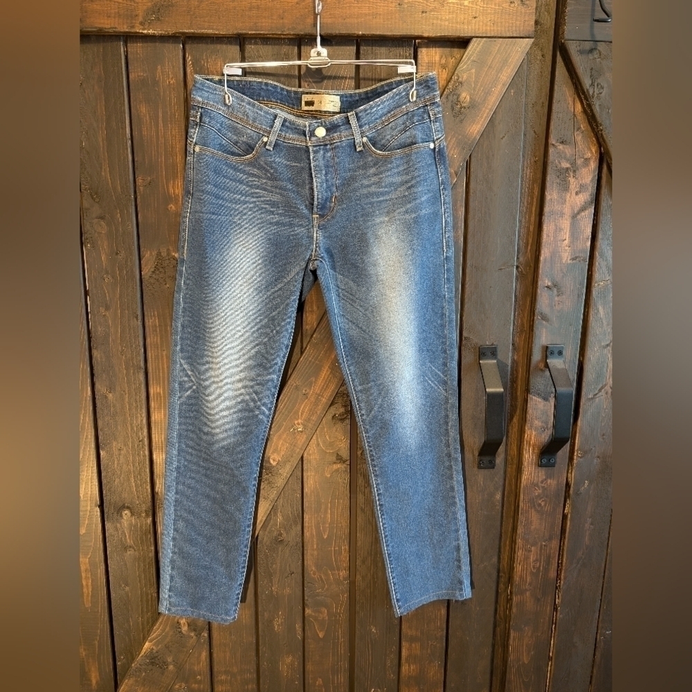 Levi's slight curve skinny jeans, size 28
